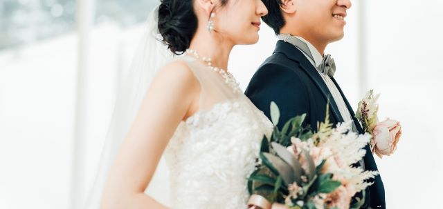 結婚をするカップル