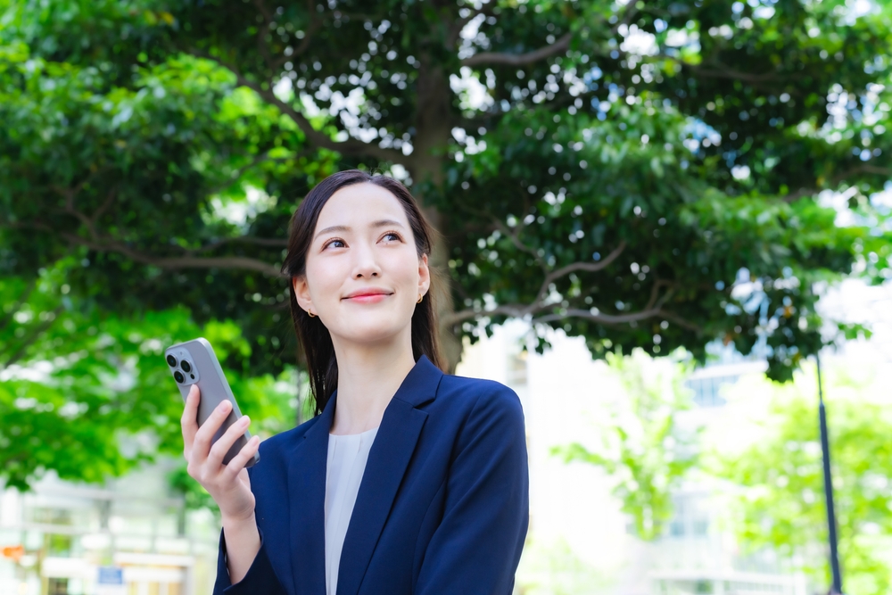 気分が晴れやかになっている女性