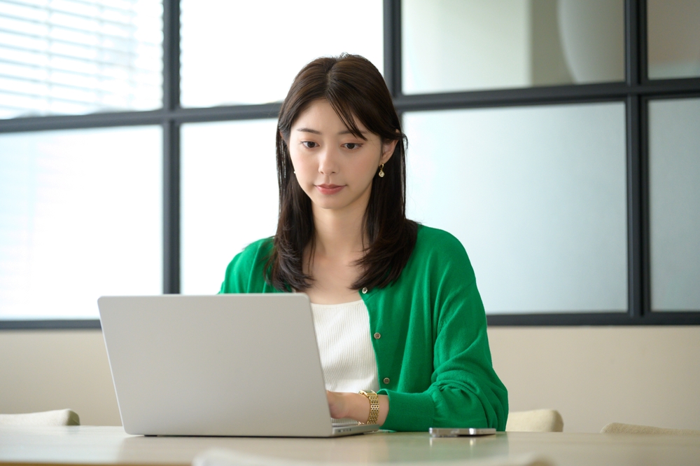 悩んでいる女性